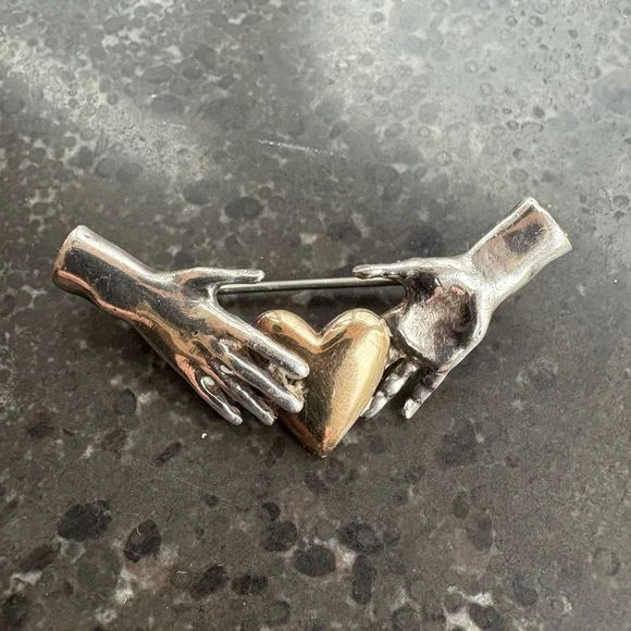 Unique artisan-made pin with gold heart held by two silver hands - Picture 7 of 15